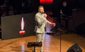 ФОТО | Ѕвездено небо и солзи за Сара и долг аплауз за Ана: Емотивен концерт на Јоце Панов