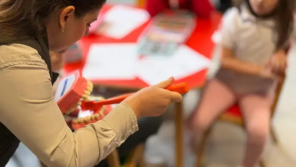 Бесплатни стоматолошки прегледи за децата и пензионерите – континуирана грижа за здрави насмевки