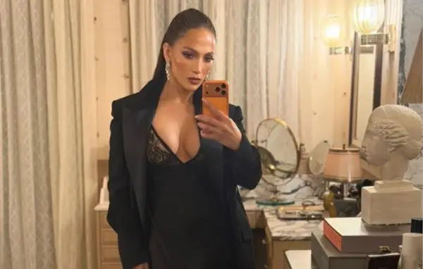 Фото: Сите гледа во Џенифер Лопез, секси фотосесијата предизвика лавина од реакции