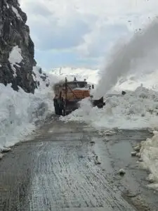 Наноси од снег на патот кон Галичник, апел за внимателност