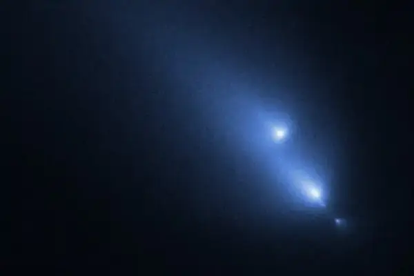 Вселенскиот телескоп Hubble сними редок призор на распаѓање на комета