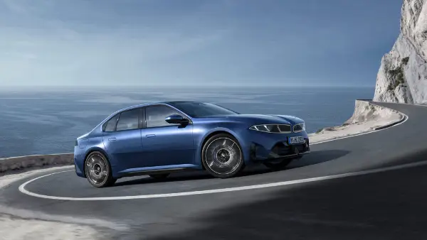 Новиот BMW i3 носи „квантен скок“: 469 КС, до 900 км домет и 400 kW полнење