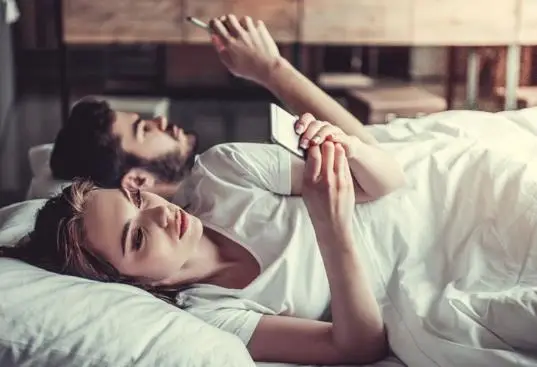 Лекар открива зошто денес младите сè поретко влегуваат во интимни односи