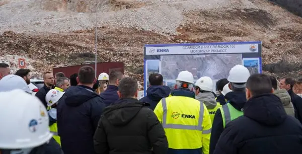 „ДРЖАВНИ ПАТИШТА“ ИМ ПЛАЌА ХОНОРАРИ И ДО 25.000 ЕВРА МЕСЕЧНО НА ЕКСПЕРТИ ОД СРБИЈА ЗА КОРИДОРИТЕ 8 И 10