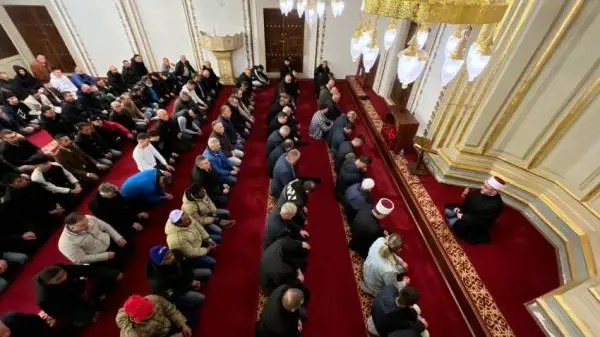 Муслиманските верници го слават Рамазан Бајрам: „Да бидеме луѓе на мирот и правдата“