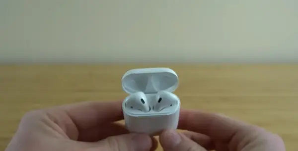 Дали знаете како правилно да ги носите слушалките „ерподс“ на „Епл“