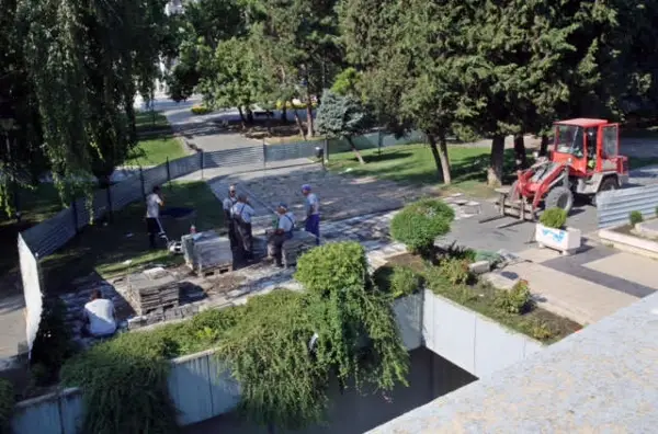  Казна за скопјанката која со „ауди“ возеше по пешачката патека во Жена парк