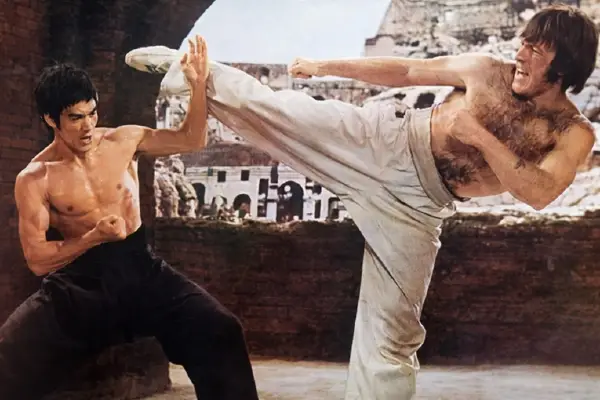 Култната борба со Брус Ли снимана „на диво“: Приказна што ја обележа кариерата на Чак Норис