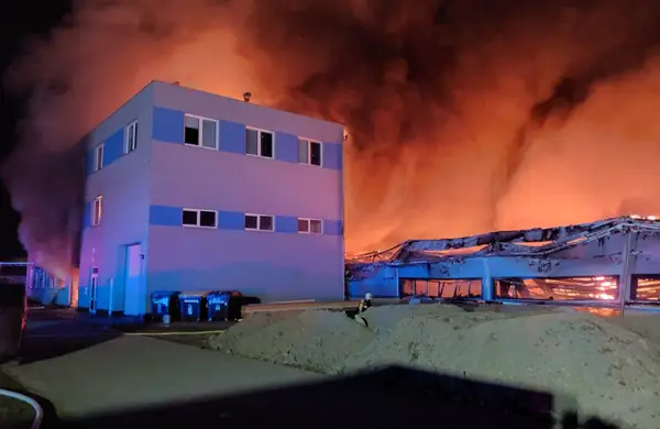 ВИДЕО: Снимаа како ја палат фабриката во Чешка: „Го погодивме епицентарот на израелската индустрија за оружје“