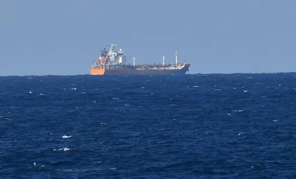 САД привремено ги укинаа санкциите за иранска нафта за да го стабилизираат пазарот