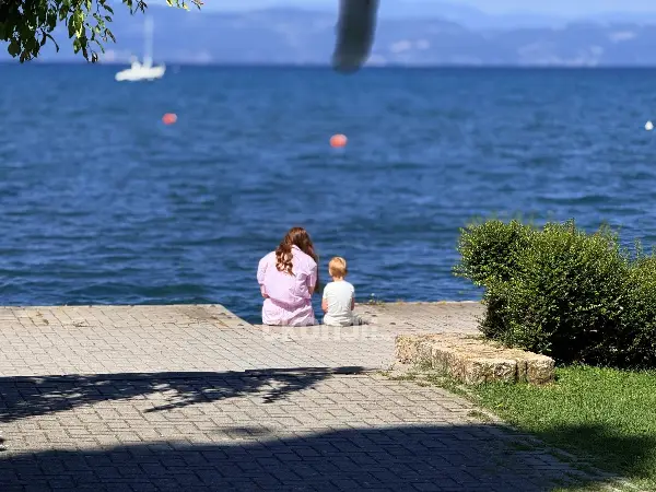 Кога детето премногу често останува само: девет тивки последици што можат да го следат и во зрелоста