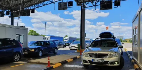 Огромни гужви на граничните премини кон Грција