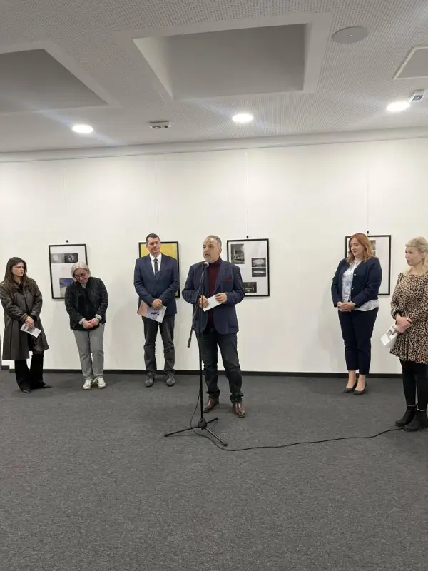 Отворена изложбата на фотографии „Осончена тишина” од Александра Костадиновска во СКЦ Нови Сад