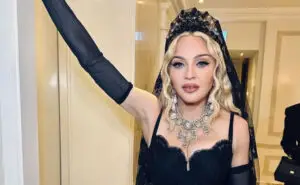 ВИДEO | „Италијанска работа“ со малку драма: Мадона не успеа да го скрие фластерот под окото за време на престојот во Венеција