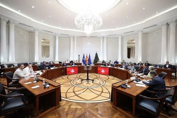 Владата утре во 12 часот со вонредни мерки за горивата