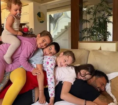 Дарко Лазиќ во прегратка на своите и децата на покојниот брат, само тие го насмеаја по неподносливата болка