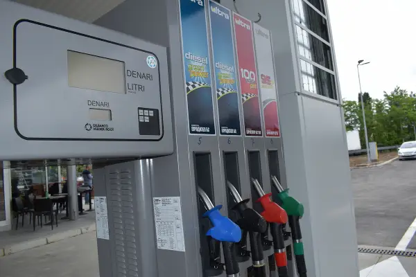 Владата на седница ќе донесе мерки за ублажување на ценовниот скок на горивата