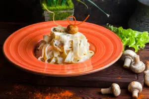 Рецепт за посна карбонара – кремасти тестенини без месо, готови за 20 минути