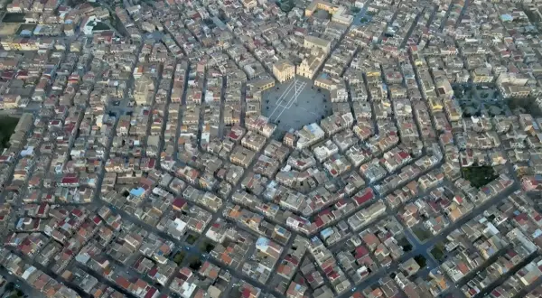 Град за љубителите на геометријата - италијанскиот „совршен шестаголник“