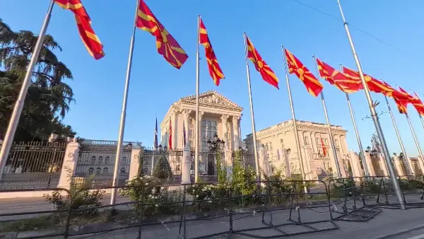 Владата преку интервенција во даноците ќе спречи нов драстичен скок на бензините