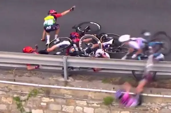 (Видео) Страшен судир: Велосипедистка прелета преку оградата