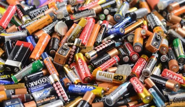 БРИТАНКА ДОБИЛА КАЗНА ОД 11.500 ФУНТИ ЗАШТО ФРЛИЛА 23 БАТЕРИИ