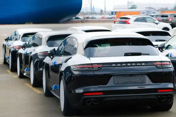 (ВИДЕО) Конвој на „порше“ тргна од Дубаи, заглави на остров кај Кенија каде возењето автомобили е забрането