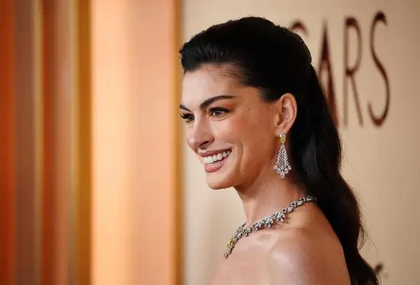 Видео: Сите зборуваат за младешкиот изглед на Ен Хатавеј на Оскарите