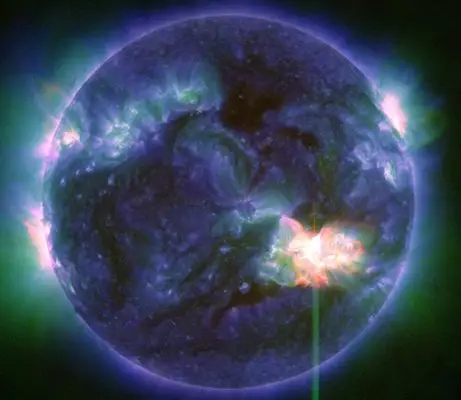 Геомагнетна бура од Сонцето почна да ја погодува Земјата