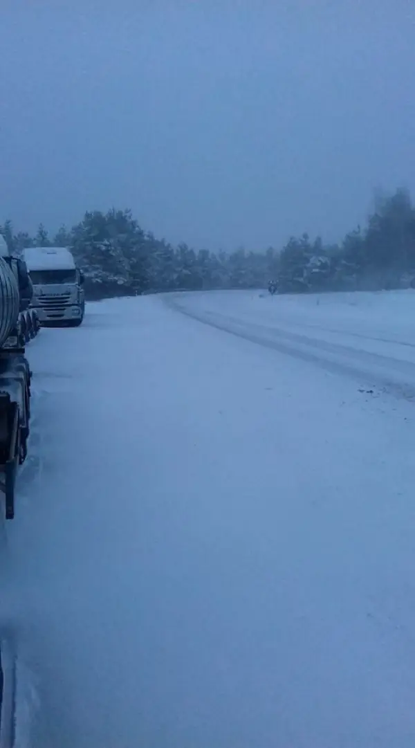 Слаб снег на Попова Шапка, сообраќајот се одвива непречено
