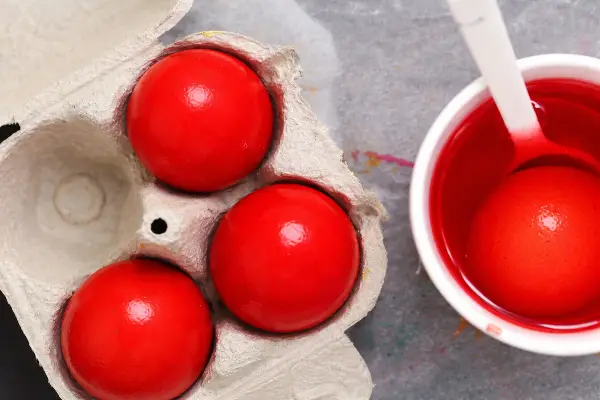 Како Грците добиваат интензивно црвени и сјајни јајца за Велигден? Тајната е во оваа нивна техника