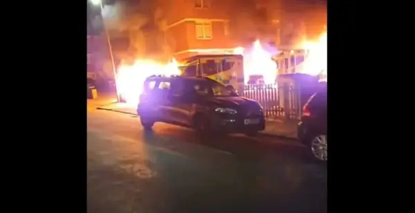 Стармер го осудува палењето на амбулантните возила што ѝ припаѓаат на еврејската заедница во Лондон