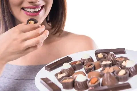 Еве зошто жените не можат да одолеат на чоколадото кога имаат ПМС