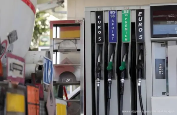 РКЕ ОДЛУЧУВА ЗА ЦЕНОВНИКОТ: Од полноќ нови цени на горивата, по вчерашната одлука на Владата за намалување на ДДВ од 18 на 10 отсто