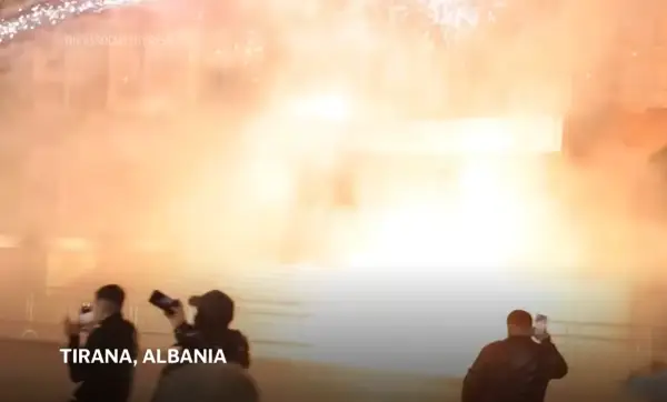 ВИДЕО | Протести ја тресат Тирана: демонстранти ја нападнаа полицијата со молотови коктели