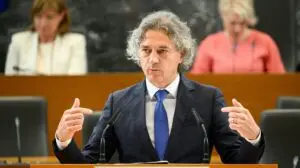 Голоб победи на изборите во Словенија, но трофејот му е кршлив