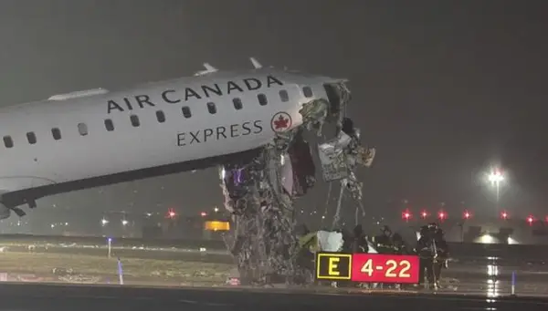 Видео: Авион на „Ер Канaда експрес“ удри во возило на аеродромот во Њујорк, двајца загинати