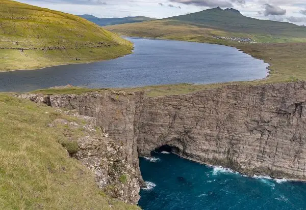 Сорвагсватн - езерото што „плови“ над океанот благодарение на уникатна оптичка илузија