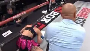 19-годишна боксерка заврши во кома по нокаут (Вознемирувачко ВИДЕО)