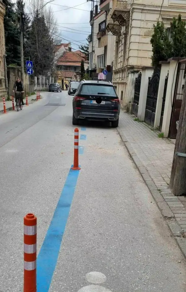 Пешачката патека во центарот на Битола пак стана „паркинг“!