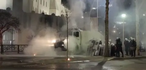 На протестите во Тирана повредени шест полицајци, приведени 14 лица