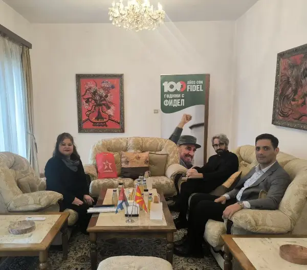 Апасиев и Мециновиќ ја посетија кубанската амбасада во Софија, изразија солидарност со народот на Куба