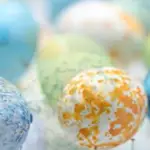 (Видео) Едноставна техника за фарбање јајца која дава волшебен резултат