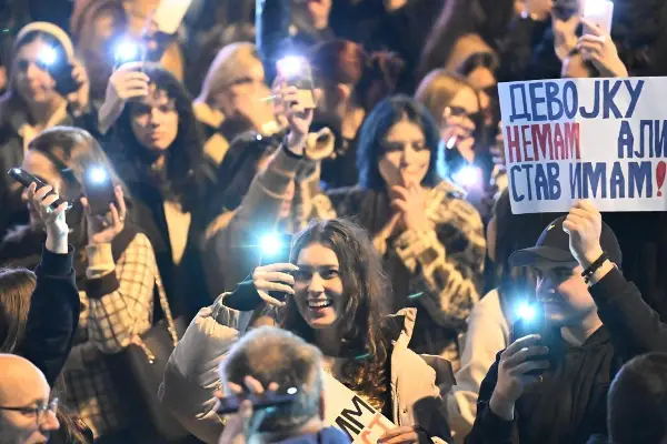 Во изминатите 11 години половина милион граѓани на Србија се иселиле во ЕУ и темпото на заминувања се забрзува