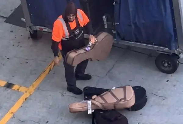 Работник на аеродром предизвика бес на социјалните мрежи: Треба да добие отказ! (ВИДЕО)