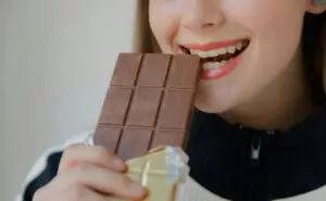 Зошто жените не можат да одолеат на благо пред менструација? Науката сега го има одговорот