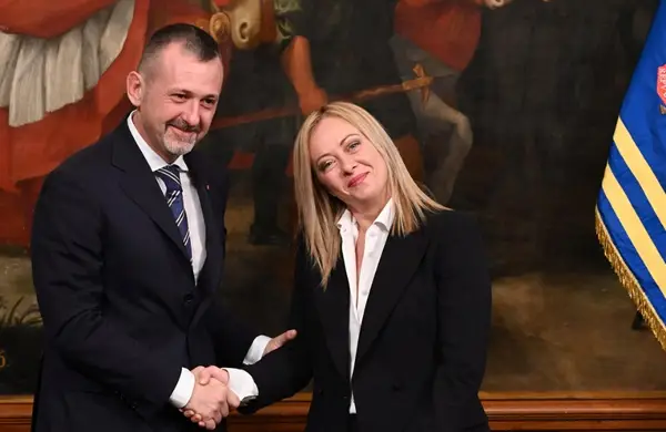 Државниот секретар во Италија поднесе оставка поради неговиот удел во ресторан поврзан со мафијата