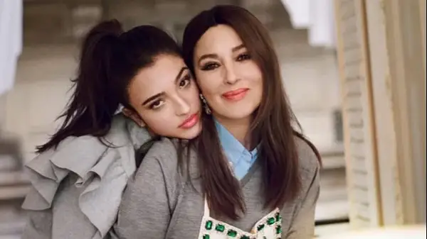 Фото: Прва насловна страница: Помладата ќерка на Моника Белучи позира со нејзината мајка за италијанскиот „Vogue“