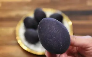 ВИДЕО | Велигденски јајца обоени со црвено вино, едноставен тренд што ги освои социјалните мрежи