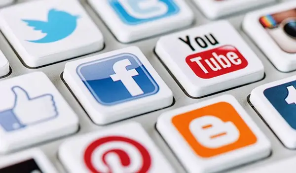 Стотици тинејџери ќе учествуваат во пилот-проект за забраните за социјалните медиуми во Велика Британија